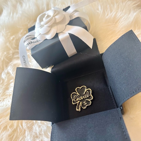 CHANEL Clover Brooch - Picture 8 of 9